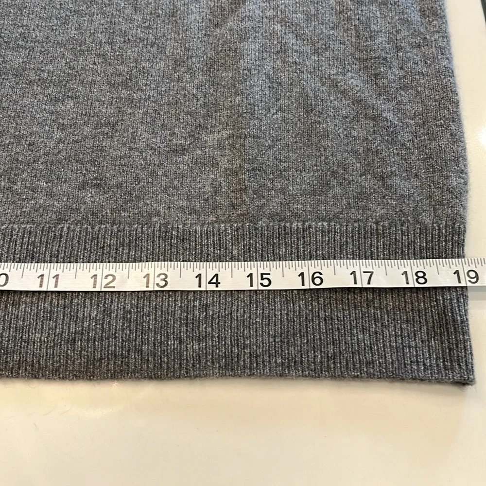 100% Cashmere Men’s V-neck by Halogen. Ribbed along V-neckline, waist & sleeve - Picture 7 of 11